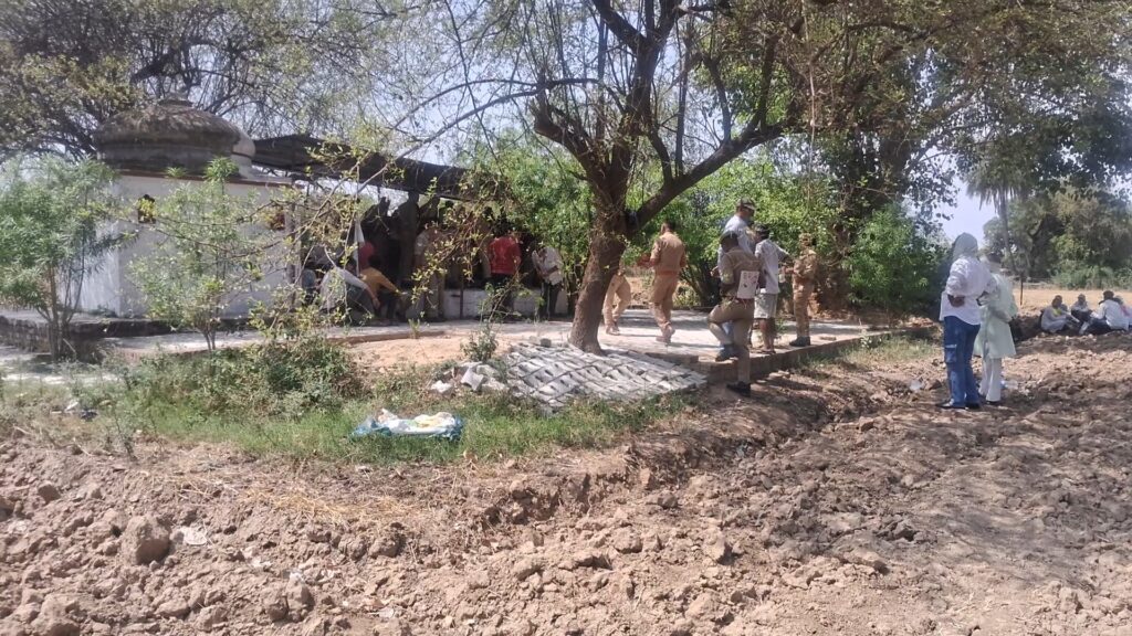 पुलिस कार्रवाई और मानसिक तनाव से परेशान अधेड़ ने दी जान, मंदिर की दीवार पर लिखा सुसाइड नोट, कुएं में मिला शव news image पुलिस कार्रवाई और मानसिक तनाव से परेशान अधेड़ ने दी जान, मंदिर की दीवार पर लिखा सुसाइड नोट, कुएं में मिला शव news image