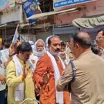 उरई के राजकीय मेडिकल कॉलेज में हुई मारपीट के विरोध में बाजार बंद कर सड़क पर प्रदर्शन करते व्यापारी और मौके पर मौजूद पुलिस बल।