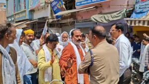 उरई के राजकीय मेडिकल कॉलेज में हुई मारपीट के विरोध में बाजार बंद कर सड़क पर प्रदर्शन करते व्यापारी और मौके पर मौजूद पुलिस बल।