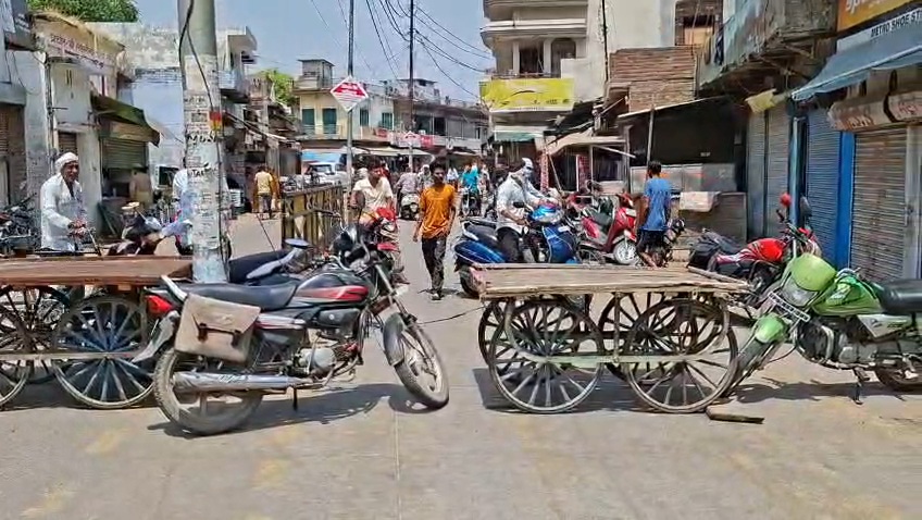 डॉक्टरों की दबंगई पर फूटा गुस्सा, जालौन में व्यापारियों ने किया चक्का जाम news image डॉक्टरों की दबंगई पर फूटा गुस्सा, जालौन में व्यापारियों ने किया चक्का जाम news image