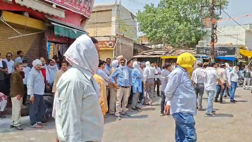 डॉक्टरों की दबंगई पर फूटा गुस्सा, जालौन में व्यापारियों ने किया चक्का जाम news image डॉक्टरों की दबंगई पर फूटा गुस्सा, जालौन में व्यापारियों ने किया चक्का जाम news image