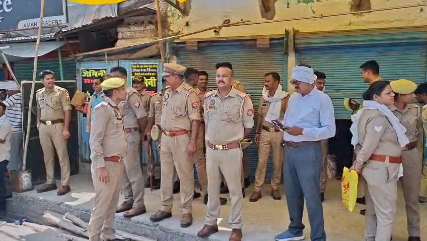 डॉक्टरों की दबंगई पर फूटा गुस्सा, जालौन में व्यापारियों ने किया चक्का जाम news image डॉक्टरों की दबंगई पर फूटा गुस्सा, जालौन में व्यापारियों ने किया चक्का जाम news image