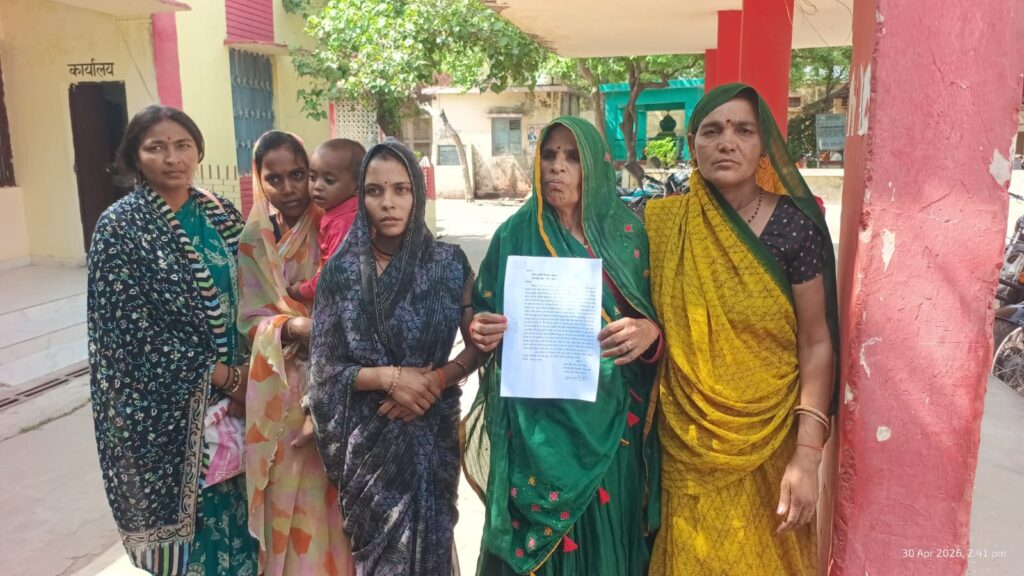 जालौन के कोंच कोतवाली में न्याय की गुहार लगाता पीड़ित परिवार और गांव में अवैध खनन की वजह से बने गहरे गड्ढे