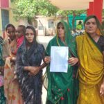 जालौन में खनन माफियाओं का तांडव: अवैध गड्ढे भरने का विरोध करने पर मां-बेटे को घर में घुसकर पीटा, ट्रैक्टर से कुचलने का प्रयास जालौन के कोंच कोतवाली में न्याय की गुहार लगाता पीड़ित परिवार और गांव में अवैध खनन की वजह से बने गहरे गड्ढे