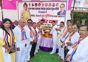 उरई के डॉ. अंबेडकर चौराहे पर बुद्ध जयंती के अवसर पर आयोजित खीरदान कार्यक्रम में उमड़ी श्रद्धालुओं की भीड़ और पुष्प अर्पित करते गणमान्य नागरिक