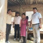 कालपी में निर्माणाधीन प्रधानमंत्री आवासों का निरीक्षण करते एसडीएम मनोज कुमार सिंह, नायब तहसीलदार और अन्य राजस्व अधिकारी।