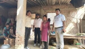 कालपी में निर्माणाधीन प्रधानमंत्री आवासों का निरीक्षण करते एसडीएम मनोज कुमार सिंह, नायब तहसीलदार और अन्य राजस्व अधिकारी।