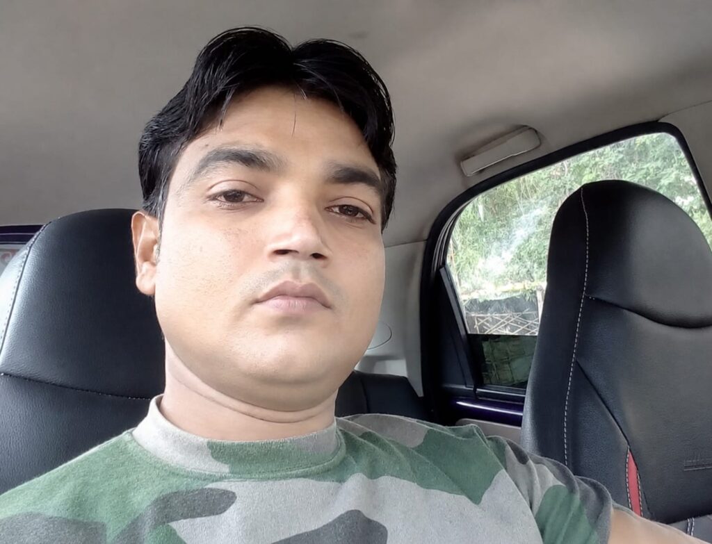 जालौन के उरई स्थित विकास भवन के बाहर खड़ी पुलिस और शोक संतप्त परिजनों का दृश्य