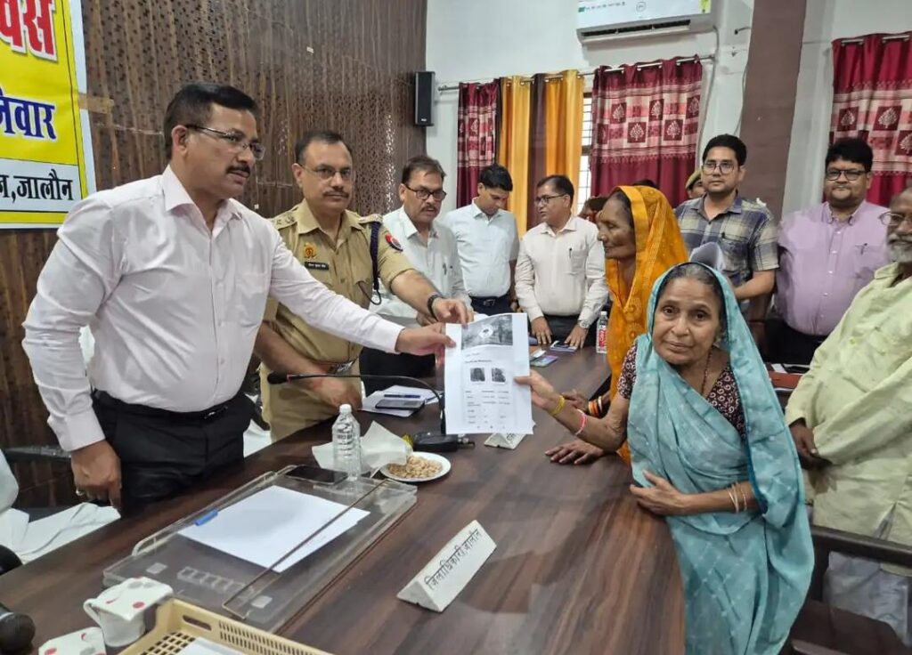 जालौन तहसील में सम्पूर्ण समाधान दिवस के दौरान जिलाधिकारी राजेश कुमार पाण्डेय और पुलिस अधीक्षक विनय कुमार सिंह फरियादियों की समस्याएं सुनते हुए