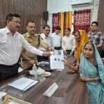 जालौन तहसील में सम्पूर्ण समाधान दिवस के दौरान जिलाधिकारी राजेश कुमार पाण्डेय और पुलिस अधीक्षक विनय कुमार सिंह फरियादियों की समस्याएं सुनते हुए