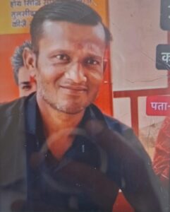 उरई की ऑफिसर कॉलोनी के नाले में मिला जिला अस्पताल के वार्ड बॉय राघवेंद्र शर्मा का शव, मौके पर जांच करती पुलिस और उमड़ी भीड़