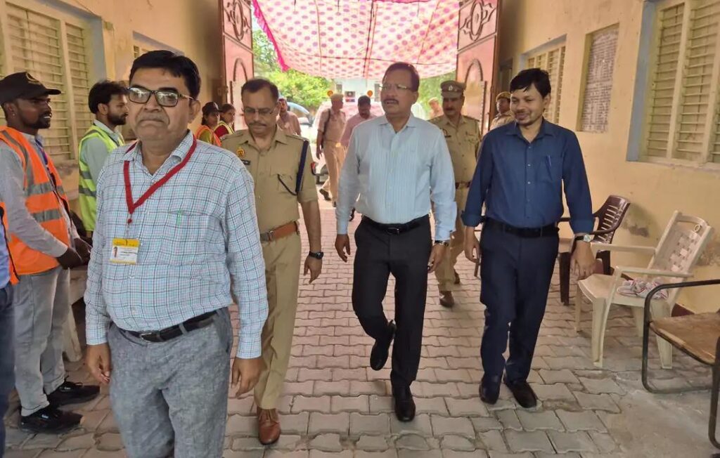 जिलाधिकारी राजेश कुमार पाण्डेय और पुलिस अधीक्षक विनय कुमार सिंह भारी पुलिस बल के साथ NEET UG 2026 परीक्षा केंद्र के बाहर सुरक्षा और व्यवस्थाओं का निरीक्षण करते हुए