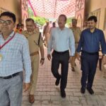 NEET UG 2026: जनपद में कड़ी प्रशासनिक निगरानी के बीच संपन्न हुई नीट परीक्षा; डीएम-एसपी ने केंद्रों पर की छापेमारी जिलाधिकारी राजेश कुमार पाण्डेय और पुलिस अधीक्षक विनय कुमार सिंह भारी पुलिस बल के साथ NEET UG 2026 परीक्षा केंद्र के बाहर सुरक्षा और व्यवस्थाओं का निरीक्षण करते हुए