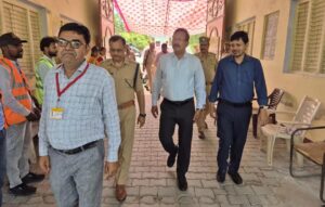जिलाधिकारी राजेश कुमार पाण्डेय और पुलिस अधीक्षक विनय कुमार सिंह भारी पुलिस बल के साथ NEET UG 2026 परीक्षा केंद्र के बाहर सुरक्षा और व्यवस्थाओं का निरीक्षण करते हुए