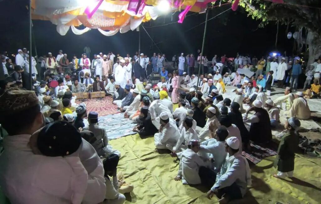 आध्यात्मिक उल्लास के साथ संपन्न हुआ बागी शरीफ का 185वां सालाना उर्स, कव्वाली और कुल शरीफ में उमड़ा जायरीन का सैलाब news image जालौन के कदौरा स्थित बागी शरीफ दरगाह पर 185वें सालाना उर्स के दौरान चादर पोशी करते जायरीन और सज्जादा नशीन।