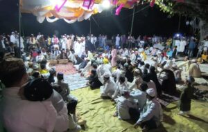 जालौन के कदौरा स्थित बागी शरीफ दरगाह पर 185वें सालाना उर्स के दौरान चादर पोशी करते जायरीन और सज्जादा नशीन।