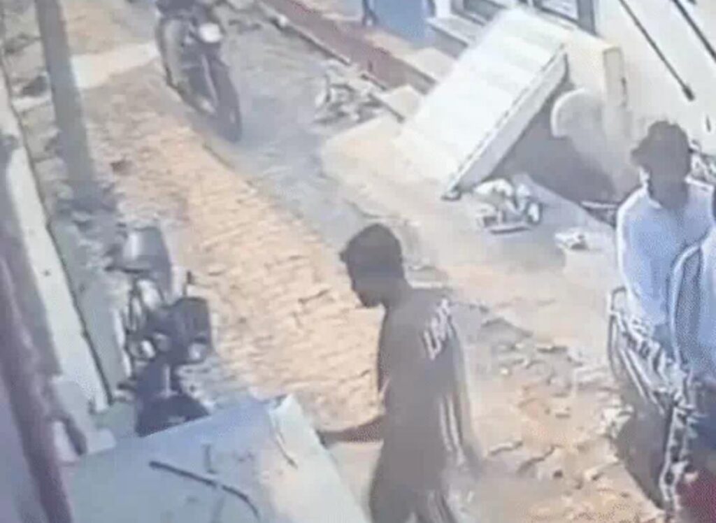 जालौन के उरई में इंद्रा नगर इलाके में बाइक सवार नकाबपोश दबंगों द्वारा घर पर पत्थरबाजी और उत्पात मचाने का दृश्य