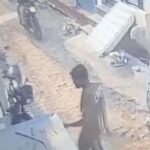 जालौन के उरई में इंद्रा नगर इलाके में बाइक सवार नकाबपोश दबंगों द्वारा घर पर पत्थरबाजी और उत्पात मचाने का दृश्य