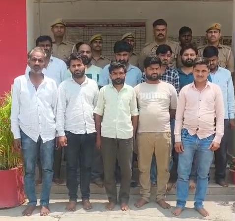 जालौन की उरई कोतवाली पुलिस द्वारा पकड़े गए 11 जुआरी और बरामद किए गए नकद रुपए व मोबाइल फोन की बरामदगी