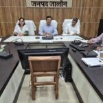 जालौन: जल जीवन मिशन में ढिलाई पर डीएम सख्त, कार्यदायी संस्थाओं को अनुबंध निरस्त करने की चेतावनी जालौन कलेक्ट्रेट सभागार में जल जीवन मिशन की प्रगति की समीक्षा करते डीएम राजेश कुमार पाण्डेय और उपस्थित अधिकारी