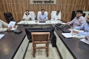 जालौन कलेक्ट्रेट सभागार में जल जीवन मिशन की प्रगति की समीक्षा करते डीएम राजेश कुमार पाण्डेय और उपस्थित अधिकारी