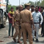 जालौन में तेज रफ्तार डंपर का कहर: बैंक से पेंशन निकालकर घर लौट रहे सेवानिवृत्त लेखपाल की सड़क हादसे में दर्दनाक मौत जालौन के कदौरा क्षेत्र में सड़क किनारे दुर्घटनाग्रस्त बाइक और मौके पर तैनात पुलिस बल के साथ स्थानीय लोगों की भीड़।