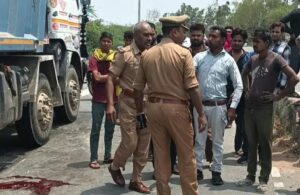 जालौन के कदौरा क्षेत्र में सड़क किनारे दुर्घटनाग्रस्त बाइक और मौके पर तैनात पुलिस बल के साथ स्थानीय लोगों की भीड़।