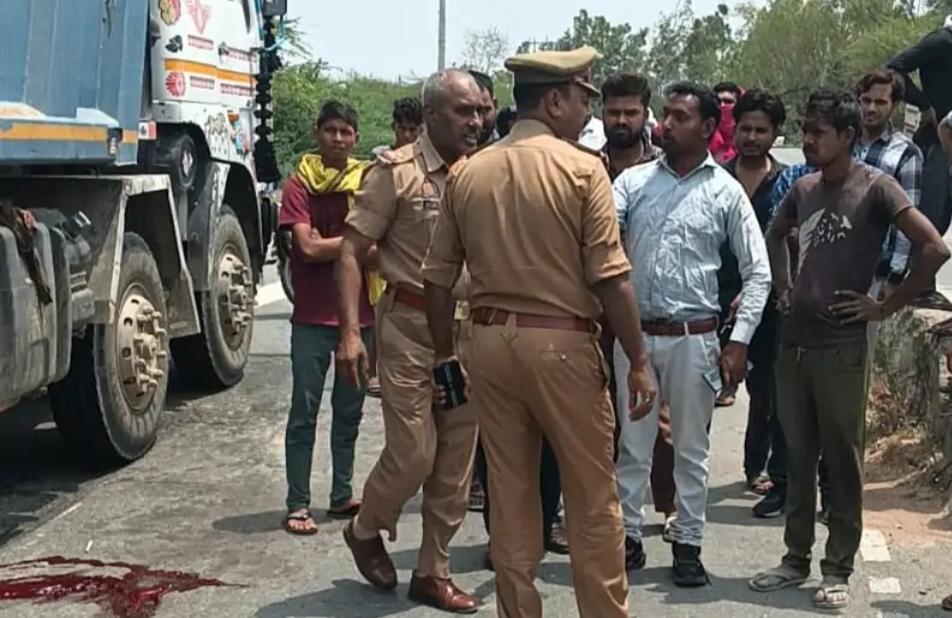 जालौन के कदौरा क्षेत्र में सड़क किनारे दुर्घटनाग्रस्त बाइक और मौके पर तैनात पुलिस बल के साथ स्थानीय लोगों की भीड़।