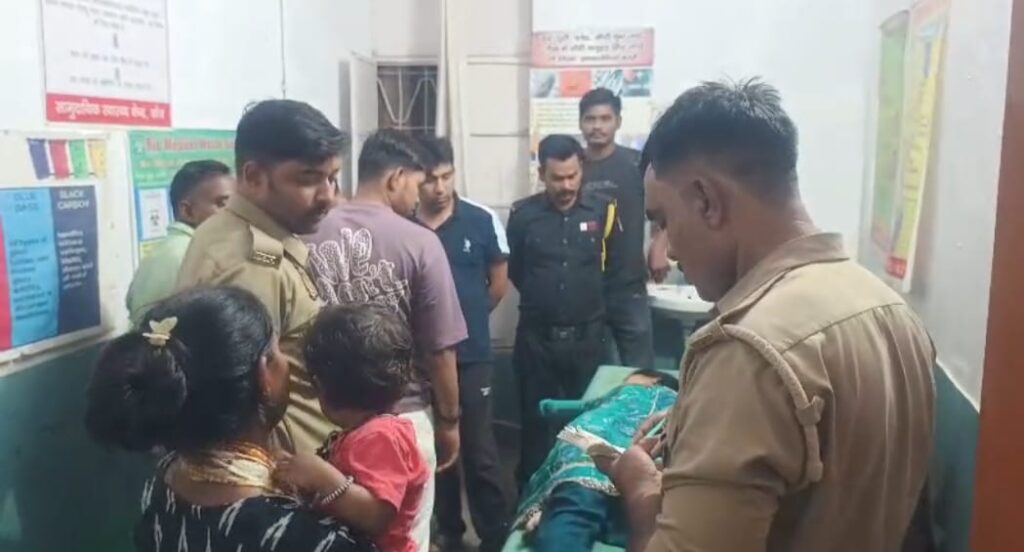 जालौन के तीतरा खलीलपुर गांव में शादी समारोह के दौरान महिला के साथ मारपीट के बाद घायल अवस्था में अस्पताल ले जाते लोग