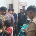 शादी में चोरी का आरोप बना बवाल, महिला से मारपीट का वीडियो वायरल जालौन के तीतरा खलीलपुर गांव में शादी समारोह के दौरान महिला के साथ मारपीट के बाद घायल अवस्था में अस्पताल ले जाते लोग