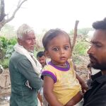 जालौन के बिरिया खुर्द गांव में पुलिस बल और फोरेंसिक टीम घटनास्थल की जांच करते हुए, बाहर उमड़ी ग्रामीणों की भीड़।