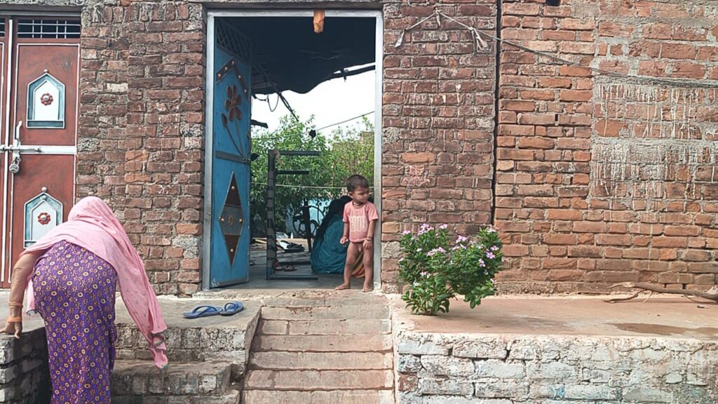 जालौन में गरीबी और कलह का खौफनाक अंत: प्रेम विवाह करने वाले दंपति ने एक ही फंदे से लटककर दी जान news image