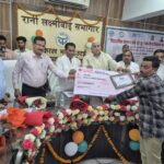 जालौन के 821 शिक्षामित्रों के जीवन में आया 'सवेरा': मानदेय में भारी वृद्धि और कैशलेस इलाज की सौगात, जिले में उत्साह की लहर जालौन के विकास भवन में आयोजित कार्यक्रम के दौरान खुशी मनाते शिक्षामित्र और उपस्थित जनप्रतिनिधि डॉ. घनश्याम अनुरागी व अन्य विधायक