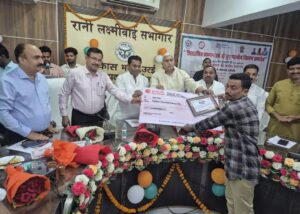 जालौन के विकास भवन में आयोजित कार्यक्रम के दौरान खुशी मनाते शिक्षामित्र और उपस्थित जनप्रतिनिधि डॉ. घनश्याम अनुरागी व अन्य विधायक
