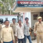 जालौन के एट थाना परिसर में पुलिस टीम की निगरानी में खड़े गिरफ्तार किए गए तीन अभियुक्त, सुरक्षा और कानून व्यवस्था का दृश्य।