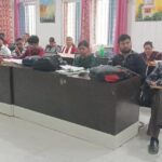 जालौन की कालपी तहसील में उपजिलाधिकारी मनोज कुमार सिंह की अध्यक्षता में आयोजित राजस्व कर्मियों और लेखपालों की समीक्षा बैठक का दृश्य