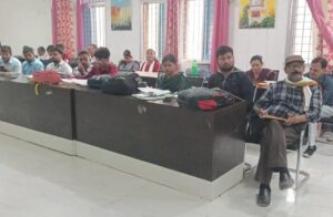 जालौन की कालपी तहसील में उपजिलाधिकारी मनोज कुमार सिंह की अध्यक्षता में आयोजित राजस्व कर्मियों और लेखपालों की समीक्षा बैठक का दृश्य