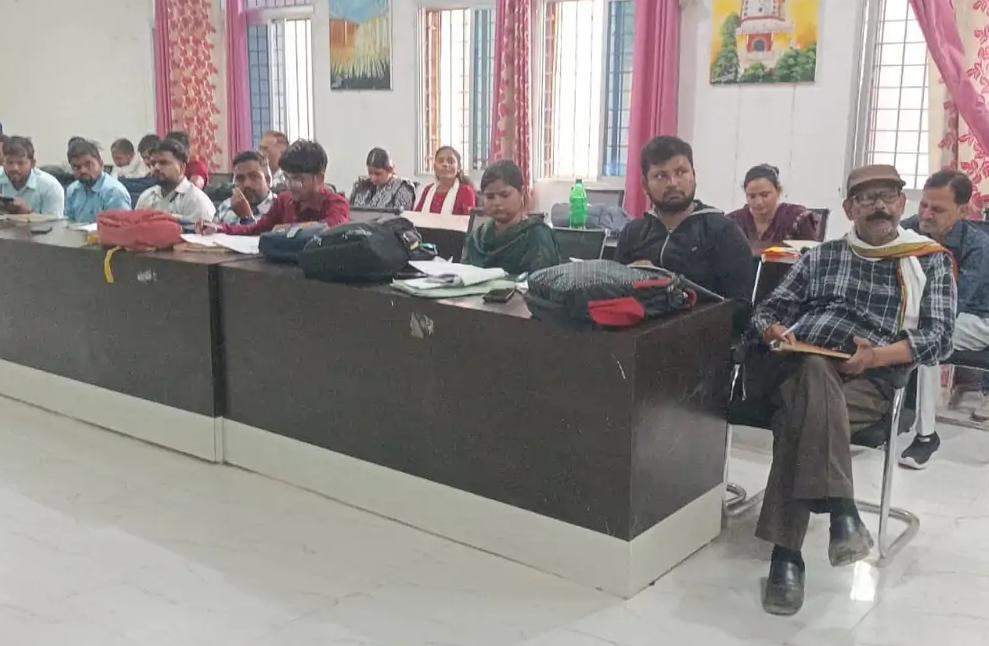 जालौन की कालपी तहसील में उपजिलाधिकारी मनोज कुमार सिंह की अध्यक्षता में आयोजित राजस्व कर्मियों और लेखपालों की समीक्षा बैठक का दृश्य