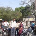 उरई के कालपी बस स्टैंड के पास भीड़भाड़ वाला इलाका, जहाँ पुलिस की टीम जांच कर रही है और पास में एक खड़ा ऑटो रिक्शा दिखाई दे रहा है।