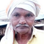 आंध्र प्रदेश से घर लौट रहे बुजुर्ग की बस में हृदय गति रुकने से मौत; परिजनों में मचा कोहराम बस की सीट पर अचेत अवस्था में पड़े बुजुर्ग और उनके आसपास जमा पुलिस व शोकाकुल परिजनों की प्रतीकात्मक तस्वीर