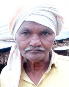बस की सीट पर अचेत अवस्था में पड़े बुजुर्ग और उनके आसपास जमा पुलिस व शोकाकुल परिजनों की प्रतीकात्मक तस्वीर