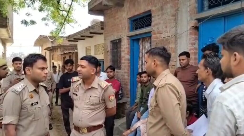 शराब की लत और मां की फटकार का खौफनाक अंत: जालौन में 23 वर्षीय युवक ने फंदे से लटककर दी जान news image जालौन के माधौगढ़ में पंखे से लटके युवक के शव को कब्जे में लेती पुलिस और विलाप करते परिजन।