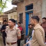 जालौन के माधौगढ़ में पंखे से लटके युवक के शव को कब्जे में लेती पुलिस और विलाप करते परिजन।