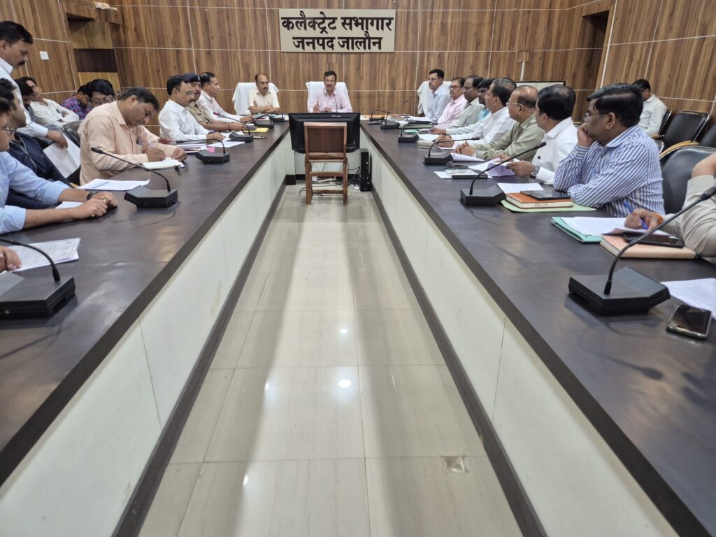 उरई कलेक्ट्रेट सभागार में जिला सड़क सुरक्षा समिति की बैठक की अध्यक्षता करते जिलाधिकारी राजेश कुमार पाण्डेय और उपस्थित प्रशासनिक अधिकारी।