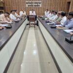 उरई कलेक्ट्रेट सभागार में जिला सड़क सुरक्षा समिति की बैठक की अध्यक्षता करते जिलाधिकारी राजेश कुमार पाण्डेय और उपस्थित प्रशासनिक अधिकारी।