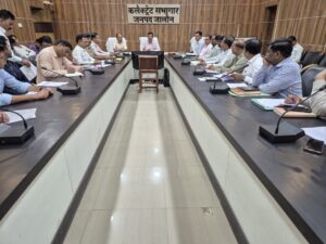 उरई कलेक्ट्रेट सभागार में जिला सड़क सुरक्षा समिति की बैठक की अध्यक्षता करते जिलाधिकारी राजेश कुमार पाण्डेय और उपस्थित प्रशासनिक अधिकारी।