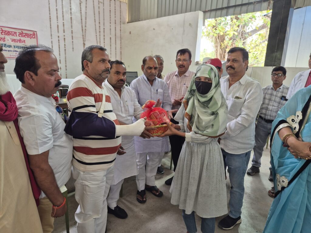 मानवता की सेवा ही सर्वोपरि: उरई में उत्साह के साथ मनाया गया विश्व रेडक्रॉस दिवस, जल्द बनेगा अपना भव्य भवन news image उरई पुलिस लाइन में विश्व रेडक्रॉस दिवस पर आयोजित कार्यक्रम में जिला पंचायत अध्यक्ष, विधायक और जिलाधिकारी द्वारा हेनरी ड्यूनांट के चित्र पर माल्यार्पण और रक्तदान शिविर का दृश्य