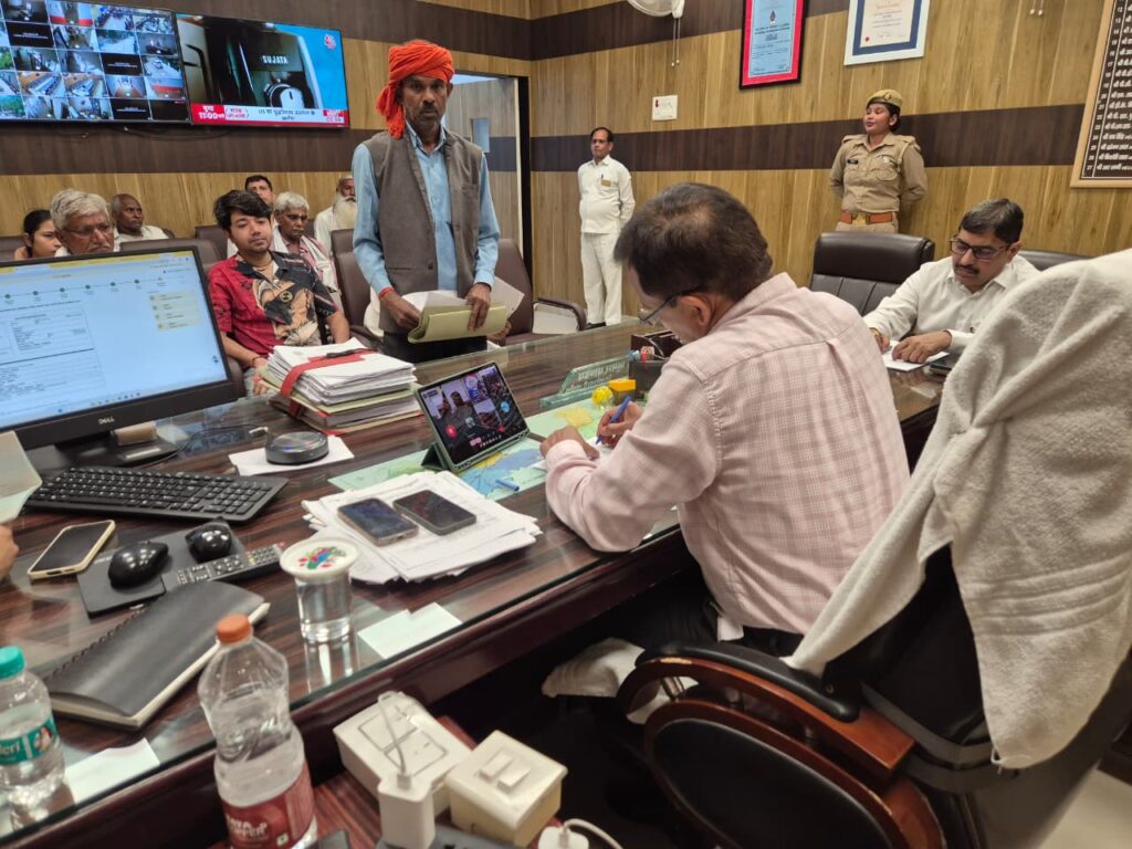 जालौन जिलाधिकारी राजेश कुमार पाण्डेय कलेक्ट्रेट कार्यालय में फरियादियों की समस्याएं सुनते हुए और अधिकारियों को निर्देश देते हुए