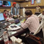 जालौन जिलाधिकारी राजेश कुमार पाण्डेय कलेक्ट्रेट कार्यालय में फरियादियों की समस्याएं सुनते हुए और अधिकारियों को निर्देश देते हुए