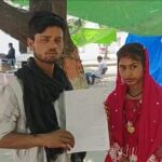 जालौन में पुलिस अधीक्षक कार्यालय के बाहर न्याय की गुहार लगाती घायल पीड़िता और उसके परिजन, पीछे पुलिस मुख्यालय का बोर्ड
